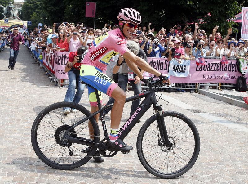 Alberto Contador mucking around at the start