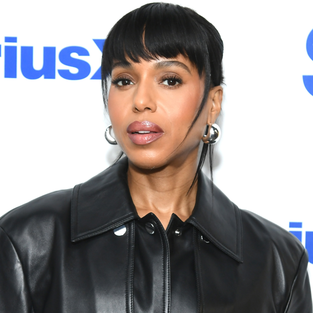 Kerry Washington styled the leather trench coat trend with a matching shoulder bag
