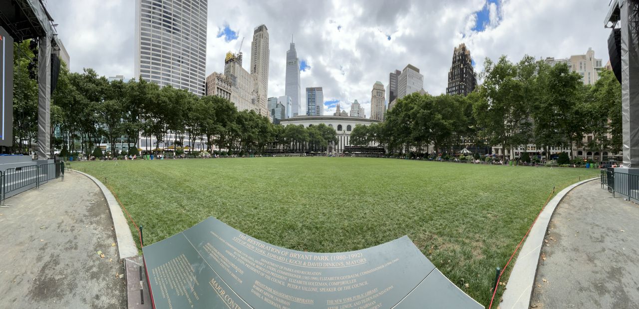 Apple iPhone 15 Plus panorama.
