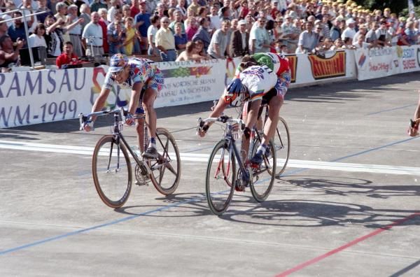 Michele Barotli narrowly beats Frank Vandenbroucke to win Zuri Metzgete in 1998.