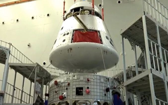 The crew module (top) and service module of the new Chinese crewed spacecraft.