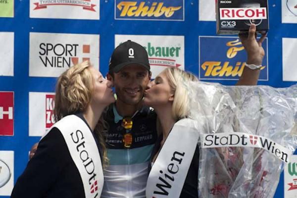 Kisses for stage winner Daniele Benatti (Leopard Trek=