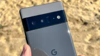 Pixel 6 Pro в руке на пляже