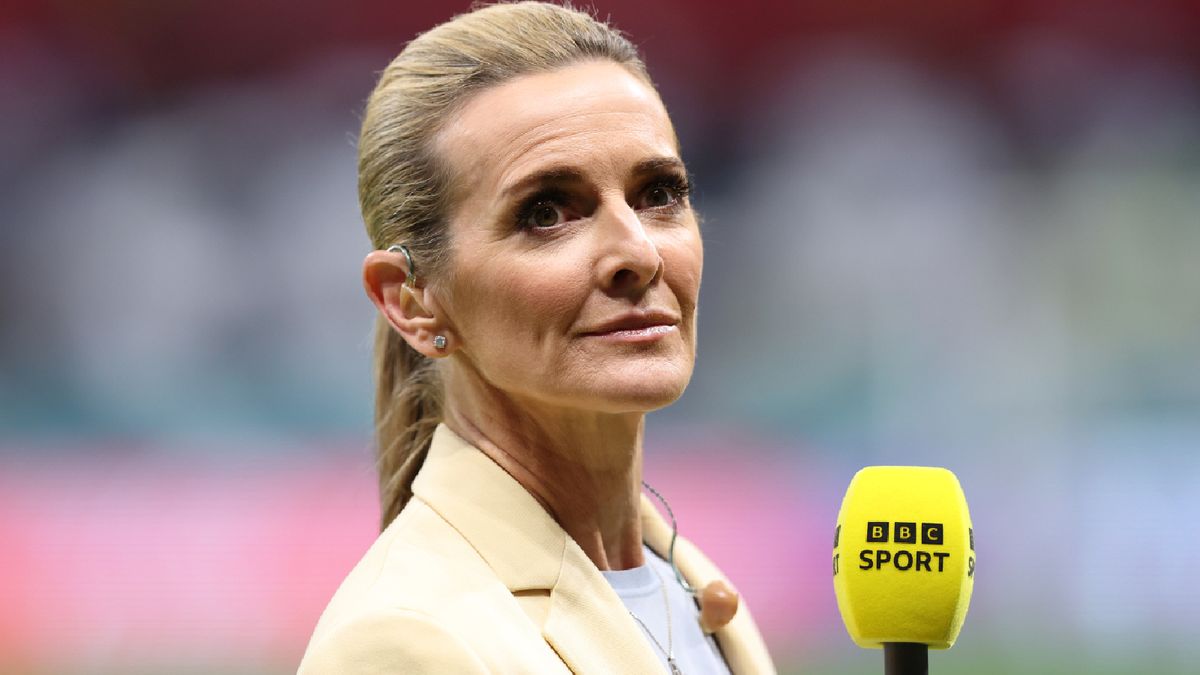 Gabby Logan just wore the chicest navy power suit, and I can't stop thinking about her superb outfit - Vimarsana News