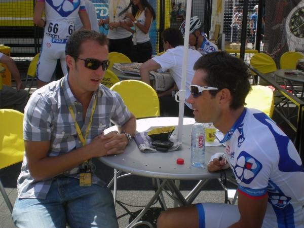 Francaise des Jeux's Christophe Le M&eacute;vel talks with his agent Andrew McQuaid ahead of Stage 4.