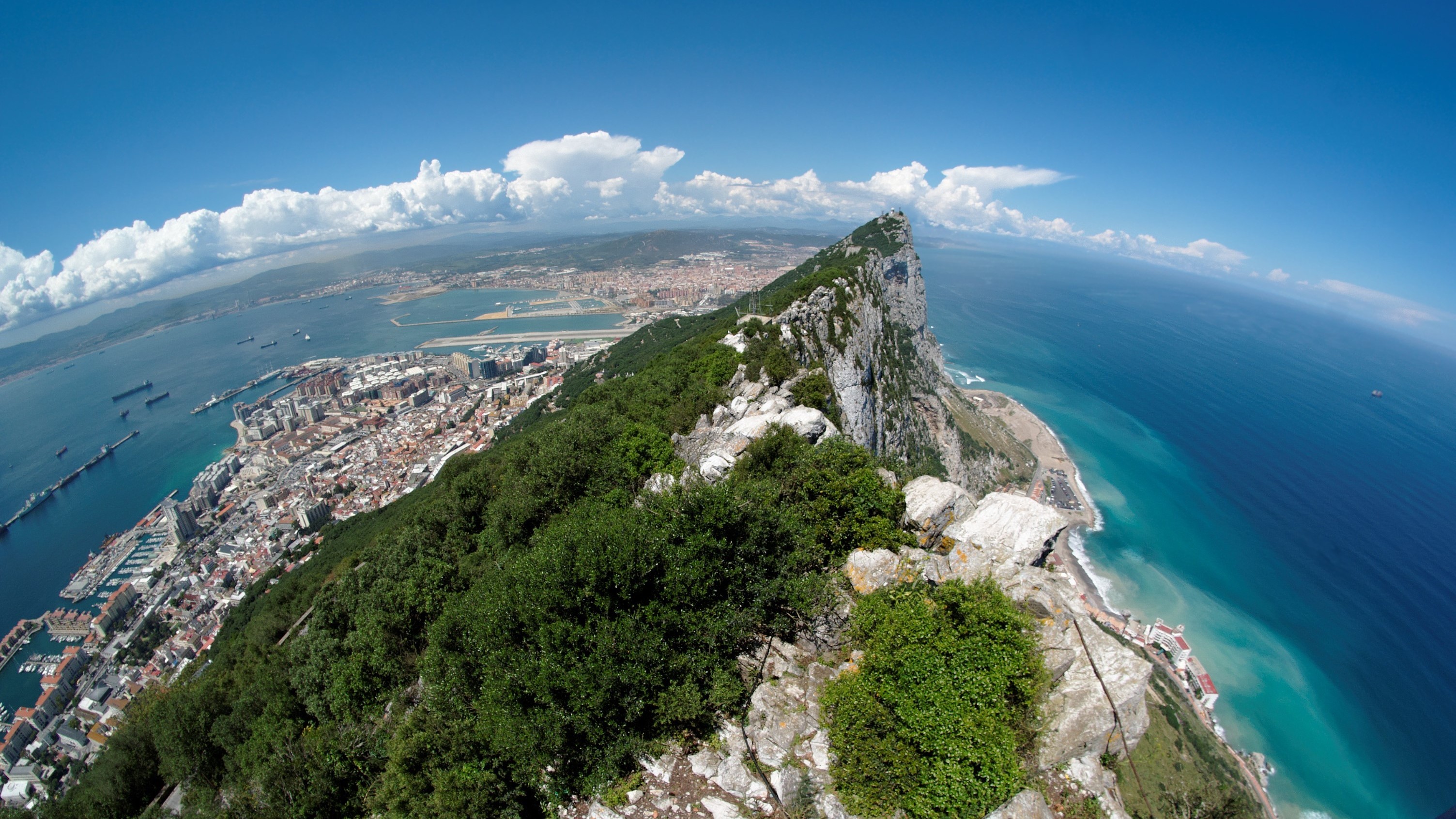 Die Spitze des Felsens von Gibraltar, gesehen durch ein Fisheye-Objektiv.