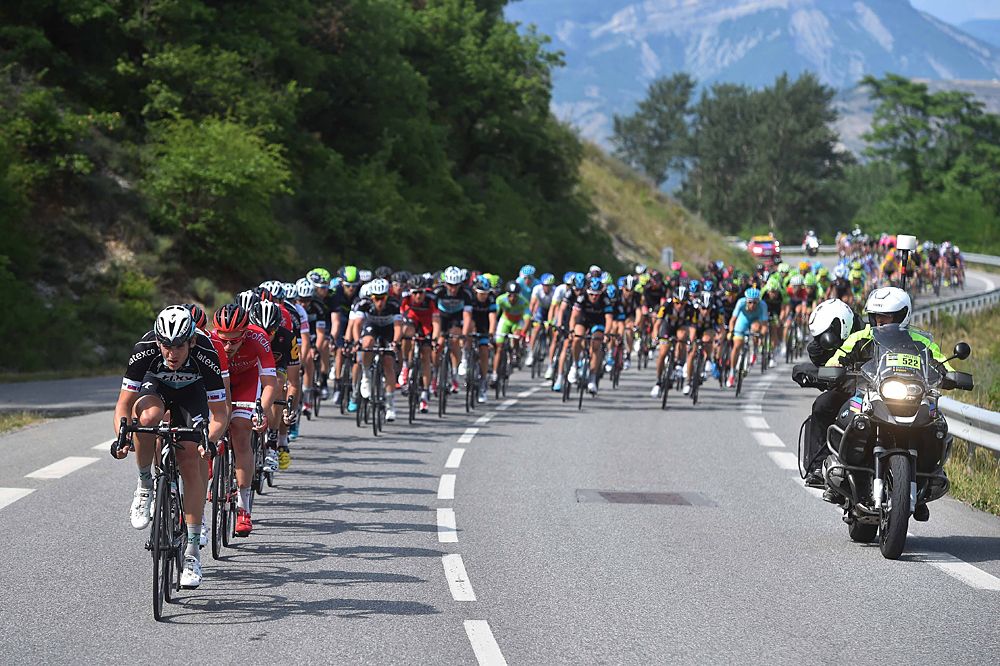 The peloton racing through stage 4