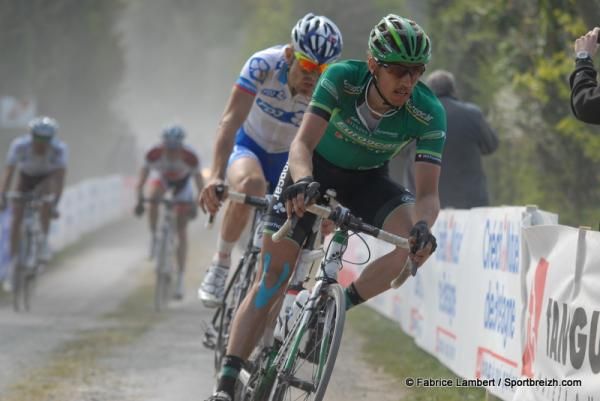 Vincent Jerome (Europcar) leads Steve Chainel (FDJ) in the closing kilometres.