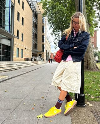 Fashion influencer @torivanbreugel wearing a chic spring outfit with on-trend sneakers.