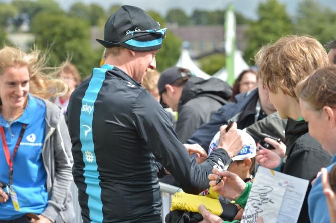 Bradley wiggins signs an autograph