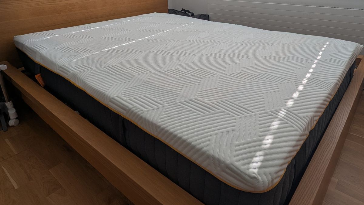 A white Emma Hybrid Airgrid mattress on the bed