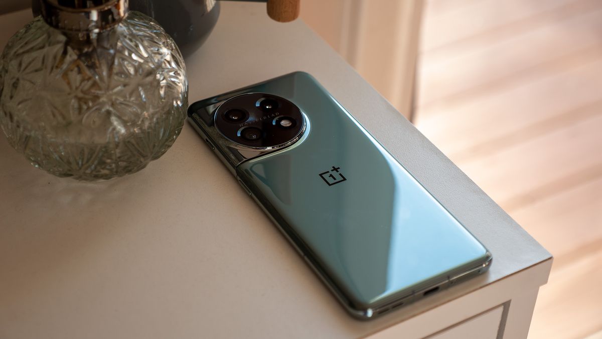 OnePlus 11 Arbor Green colorway