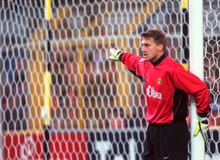 Stefan Klos in action for Borussia Dortmund in 1998.