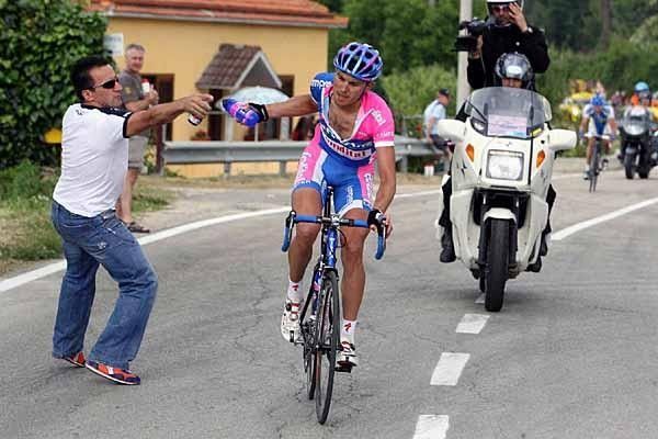 Marzio Bruseghin (Lampre) tries to get a bottle