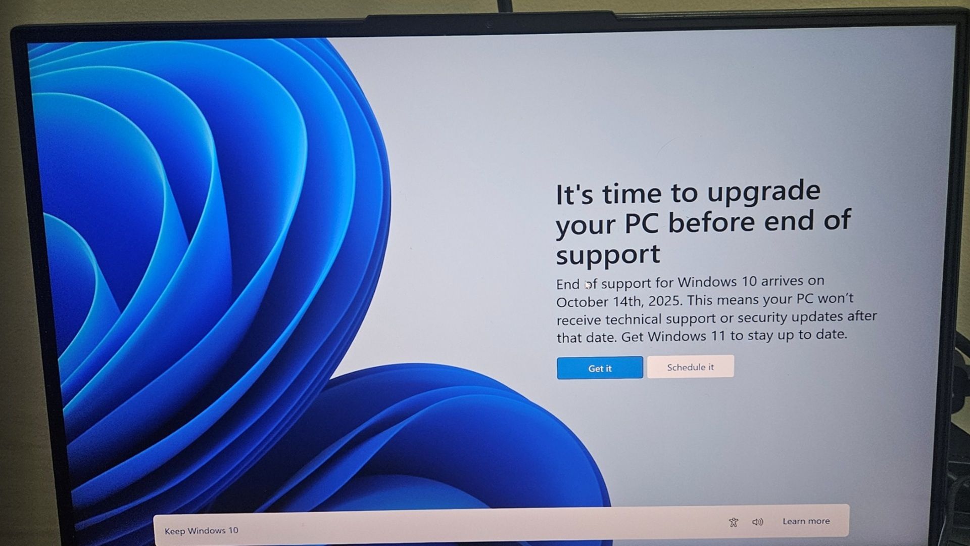 Los usuarios de Windows 11 continúan luchando por salir adelante mientras millones siguen con Windows 10 en oficinas y flotas de hardware.