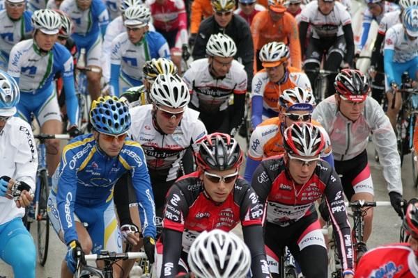 The peloton rolls off the start line of the Trofeo Inca.