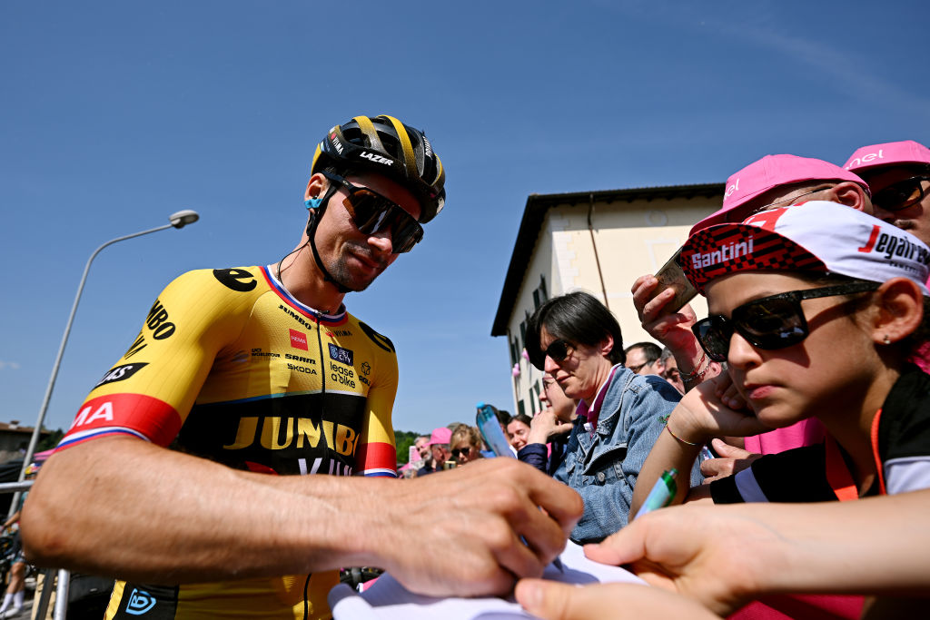 Primoz Roglic parte dalla 16a tappa del Giro d'Italia 2023