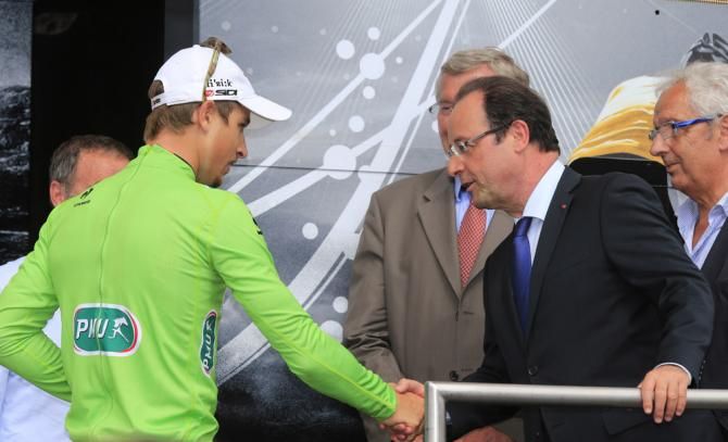 Points leader Peter Sagan shakes hands with French president Fran&ccedil;ois Hollande