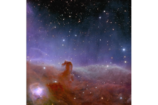 En la parte inferior de la pantalla, una gran cantidad de gas rojizo y de aspecto nebuloso se junta para formar un pequeño gancho hacia la izquierda.  Arriba, hay un resplandor de luz violeta que se desvanece gradualmente en la parte superior de la imagen, revelando una región oscura del espacio con manchas estrelladas.