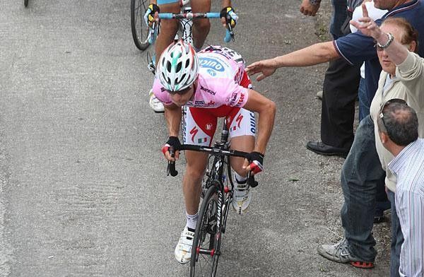 Tifosi want to touch the maglia rosa.