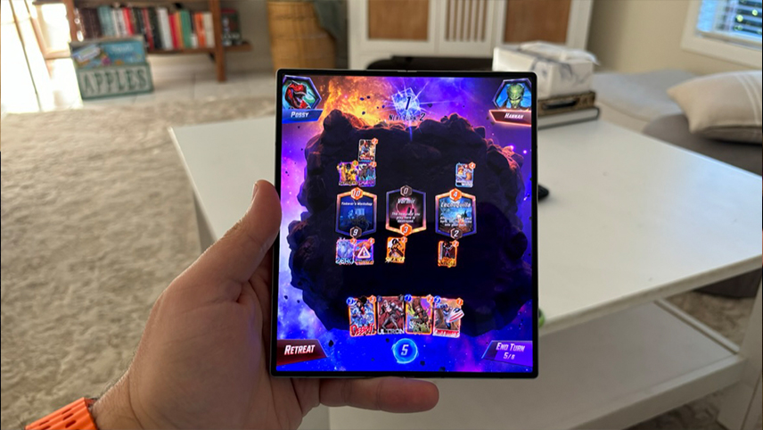 Galaxy Z Fold 6 memainkan Marvel Snap