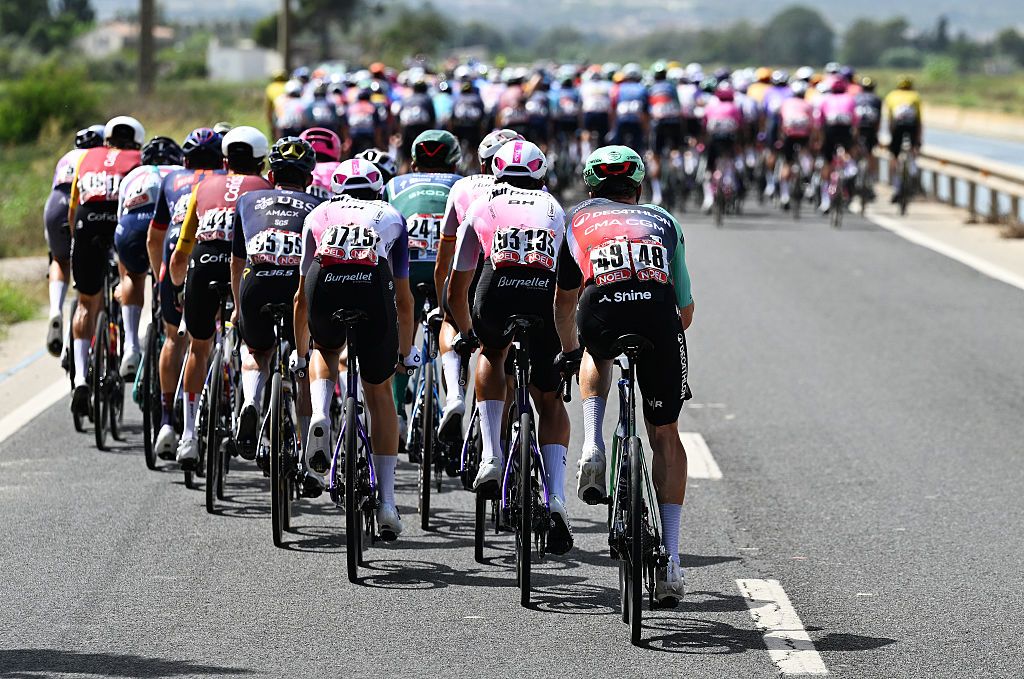 Mads Pedersen e Mattias Skjelmose durante la Vuelta a España, con il team che cerca di creare una strategia per supportare il compagno di squadra