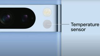 Gros plan sur le Google Pixel 8 Pro depuis son lancement en se concentrant sur le capteur de température. 