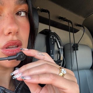 fqQyWL7k6GaKxkgkTTZQS-320-80 Dua Lipa's Polka Dot Manicure أنيق للغاية