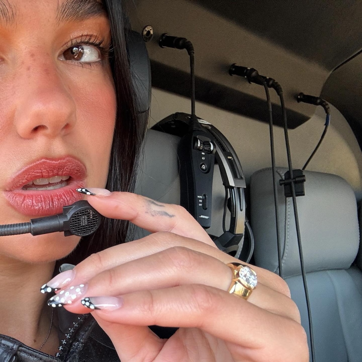 Unhas de bolinhas pretas e brancas da Dua Lipa