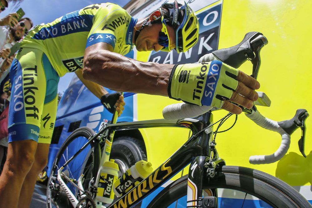 Alberto Contador prepares his bike