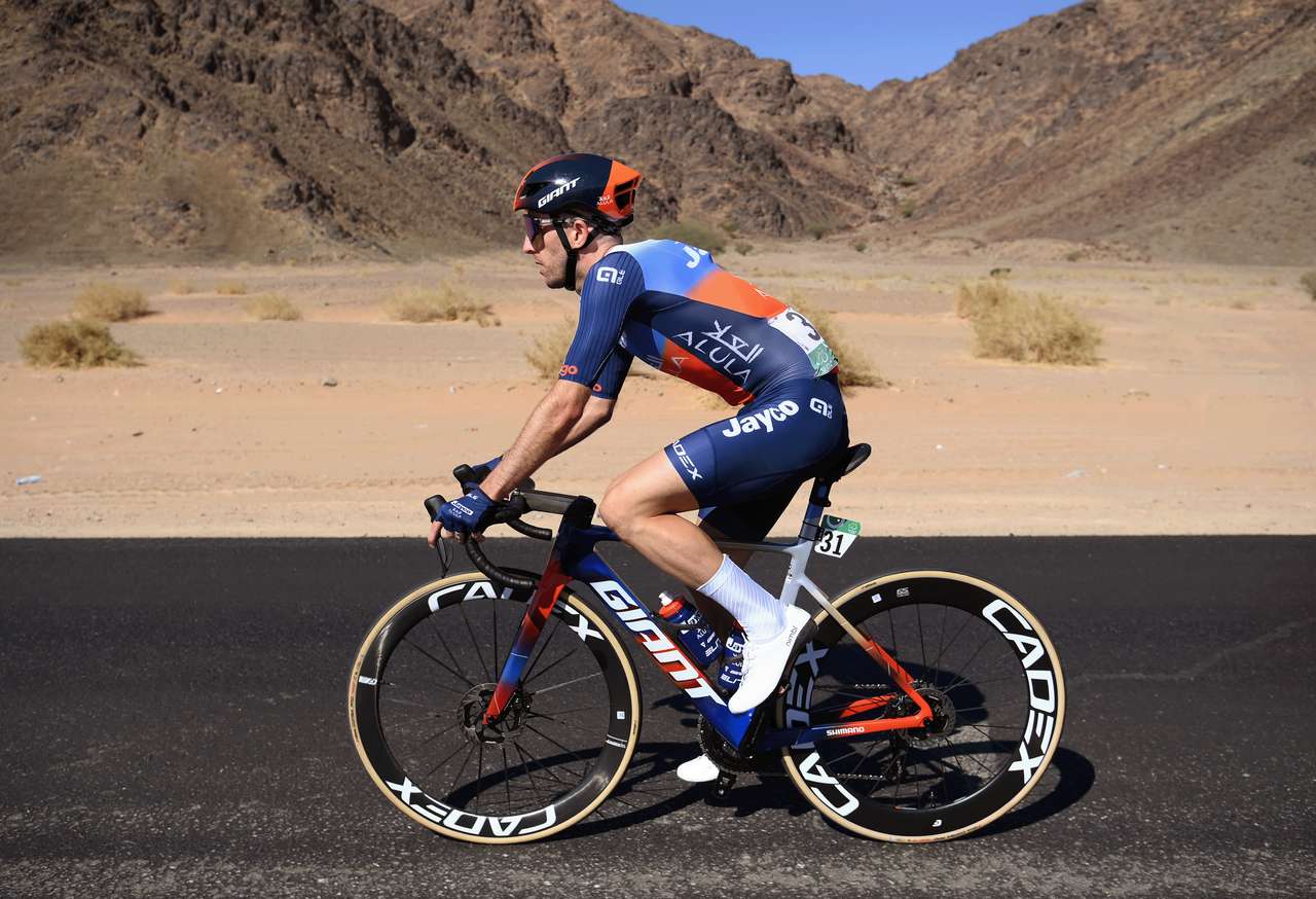 GC favourite Simon yates safely navigates the opening stage