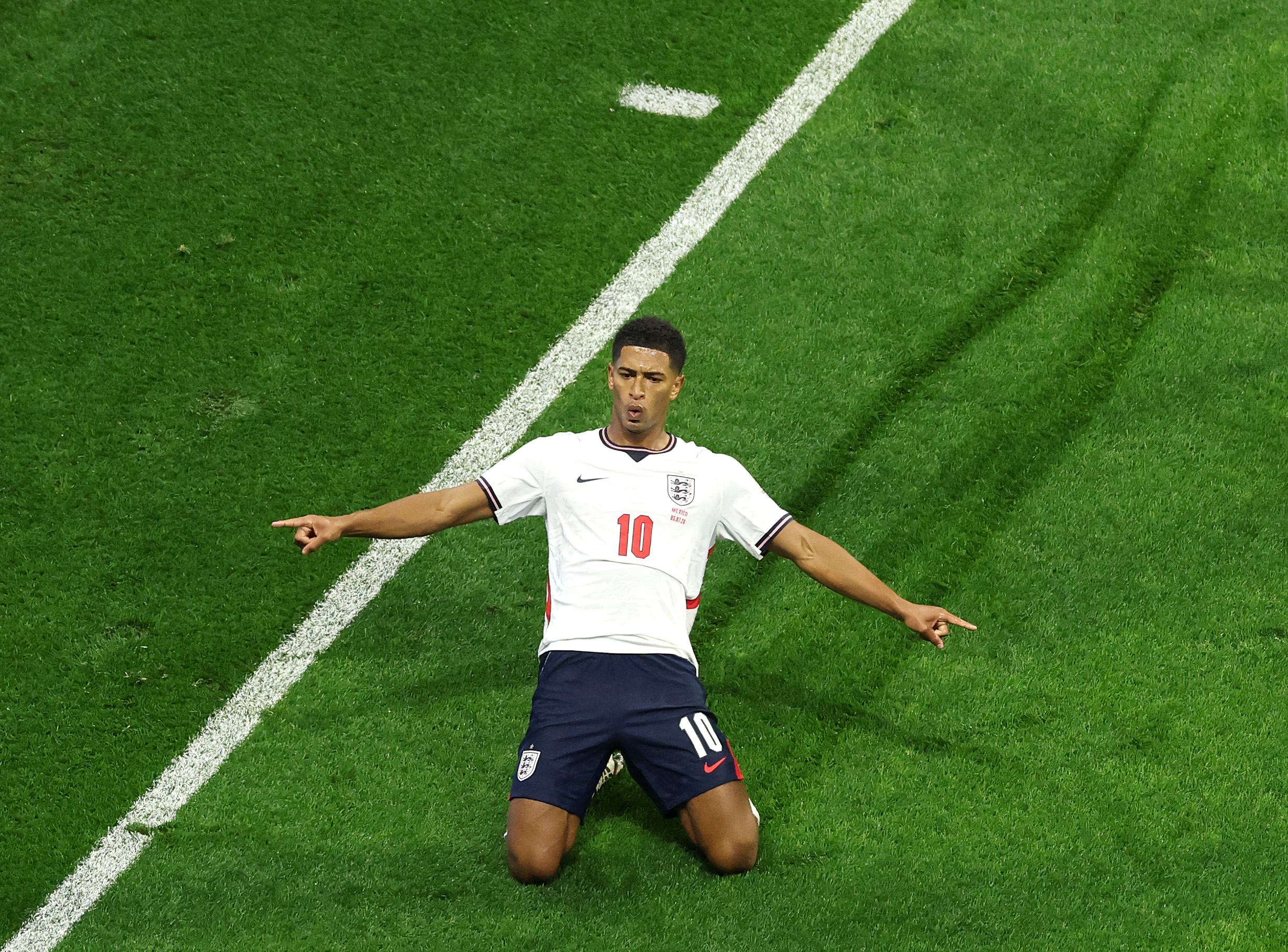 MEXICO CITY, MEXICO - JULY 05: Jude Bellingham #10 of England scores his team&amp;apos;s second goal during the FIFA World Cup 2026 Round of 16 match between Mexico and England at Mexico City Stadium on July 05, 2026 in Mexico City, Mexico. (Photo by Darrian Traynor/Getty Images)