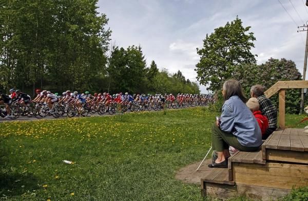 The peloton fly by during the 2011 Tallinn-Tartu Grand Prix