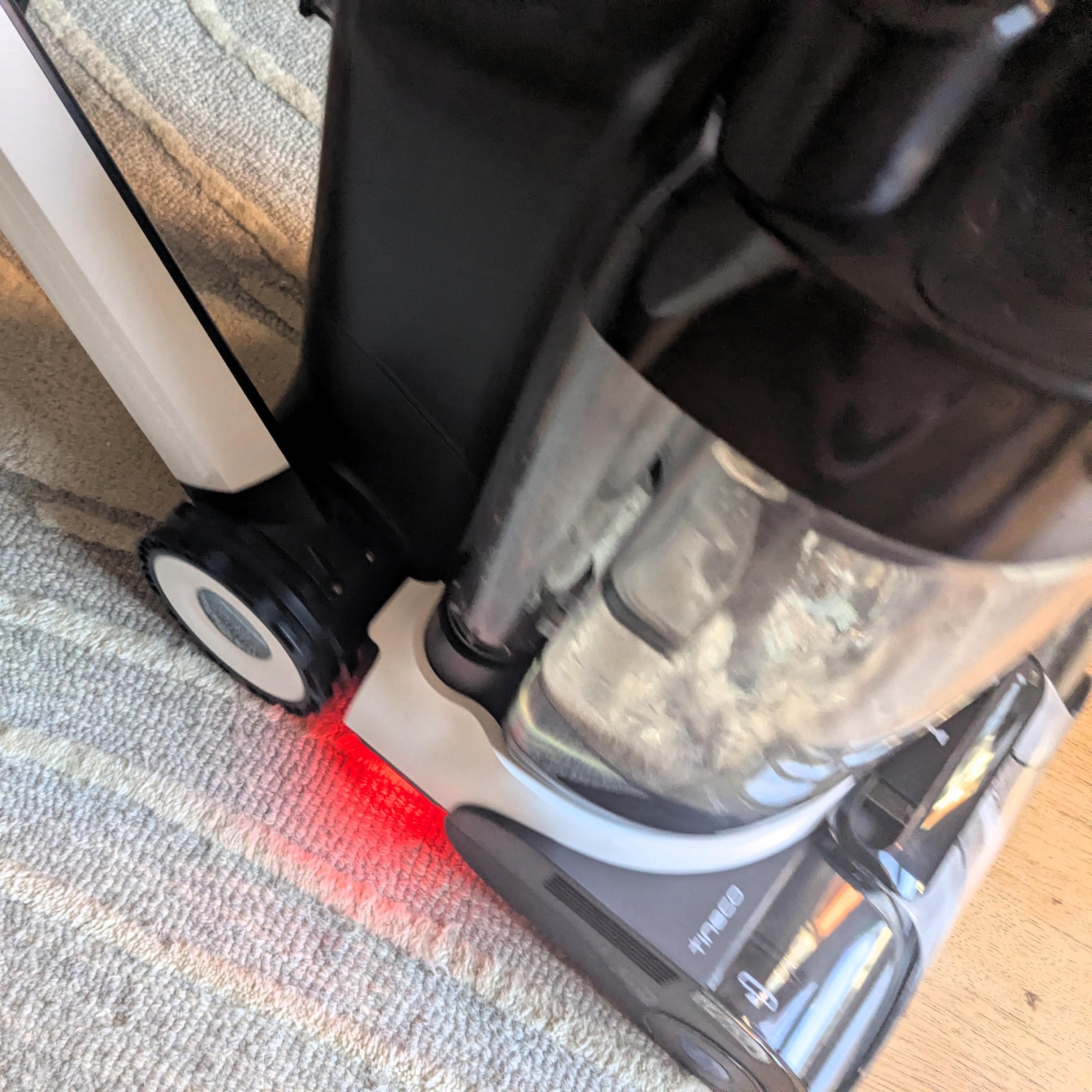 Tineco Carpet One Cruiser with red LED indicating clean area