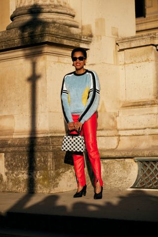 Colours to wear with light blue: red