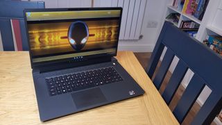 bester Windows-Laptop Alienware m17 R5 AMD Advantage Testgerät auf einem Tisch