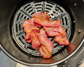 Streaky bacon rashers in Russell Hobbs Small Satisfry air fryer