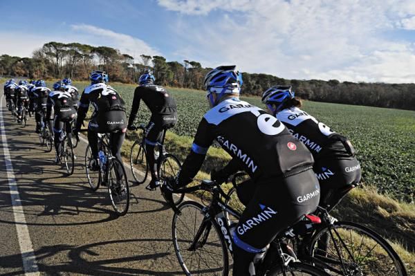 The men's and women's teams riding together