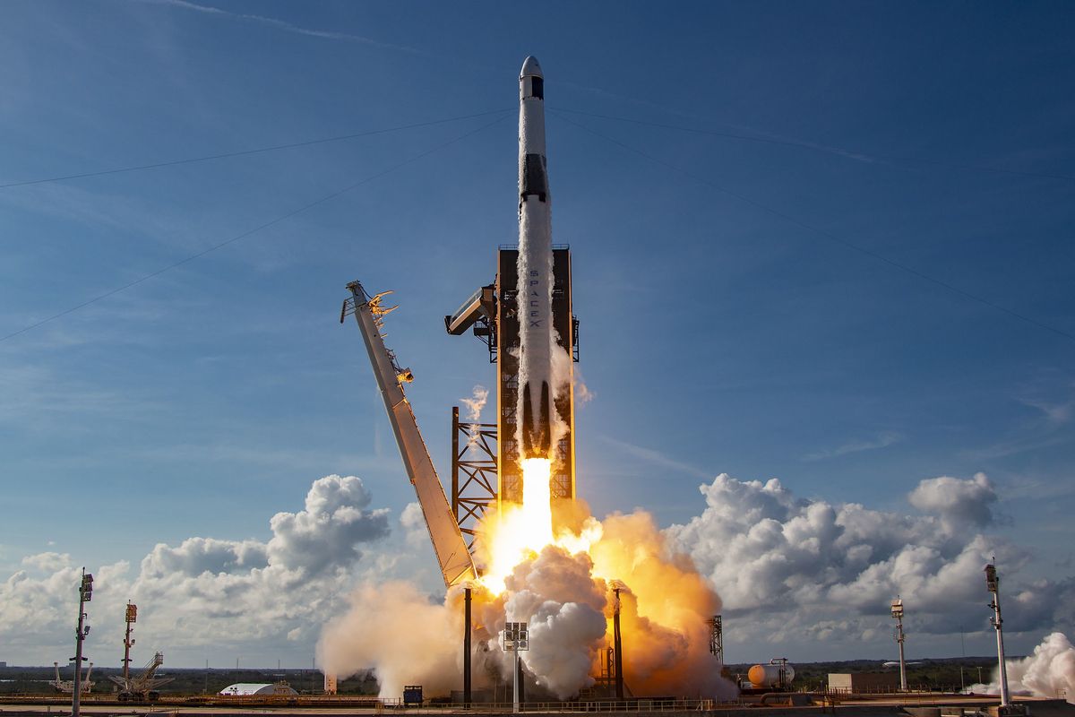 Regardez SpaceX lancer un cargo Dragon vers une station spatiale le 14 mars