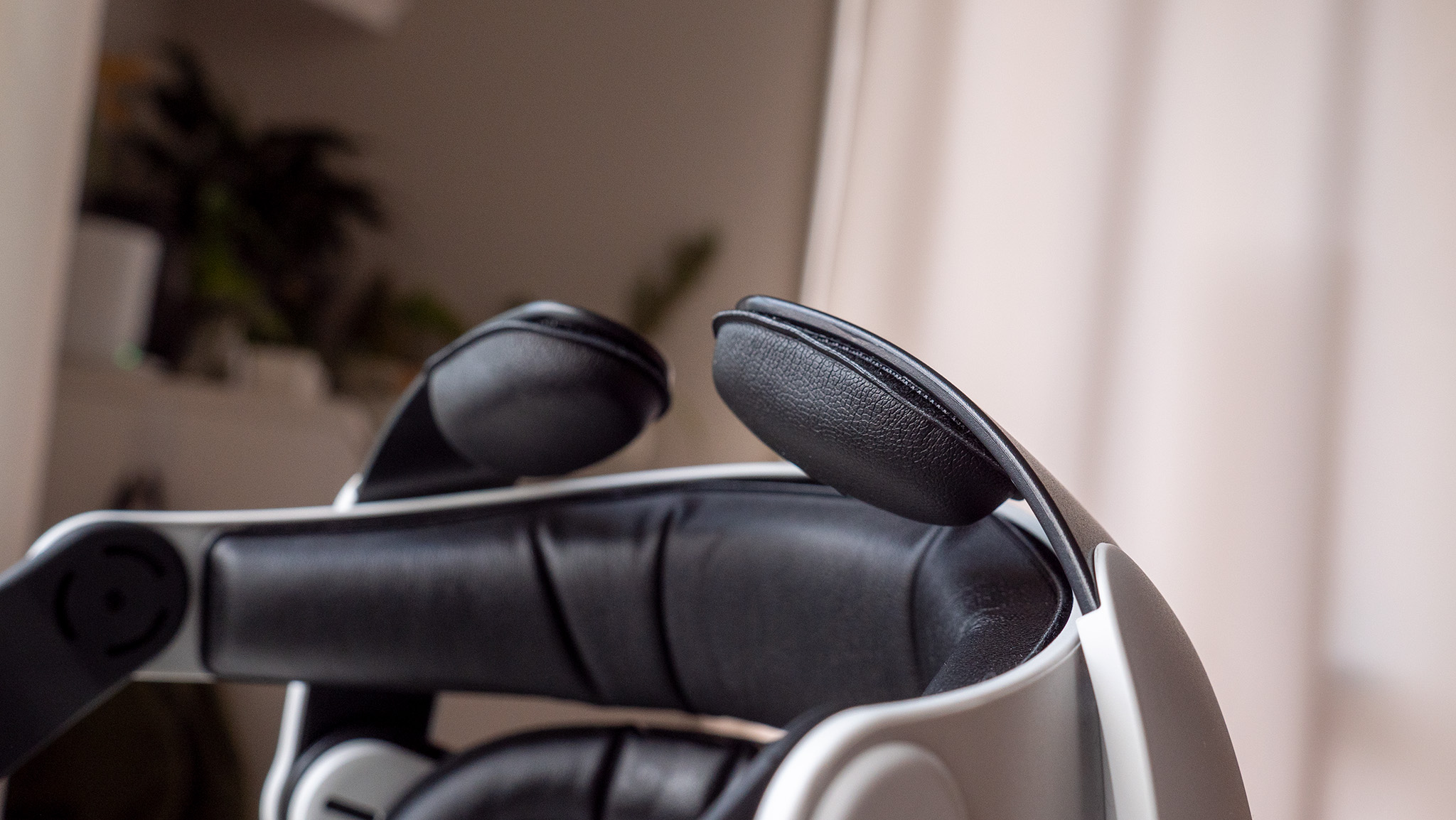 The top pads of the BoboVR M2 battery head strap for the Meta Quest 2