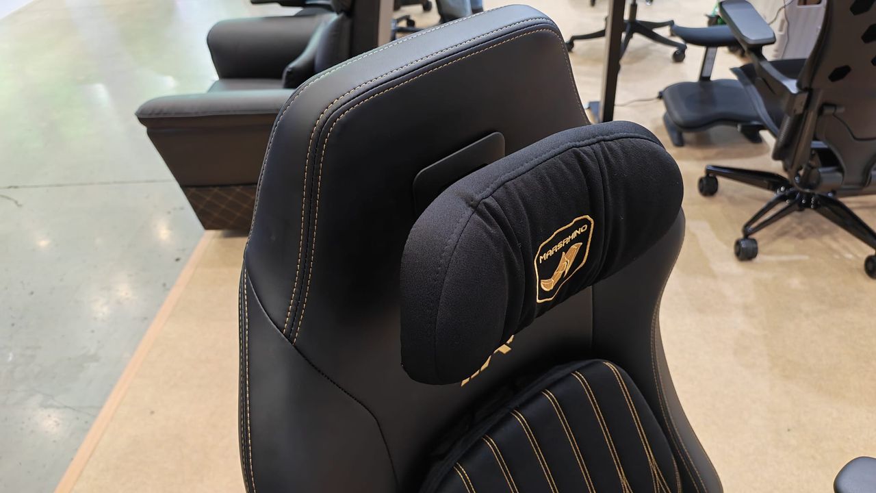 The adjustable headrest on a MarsRhino gaming chair