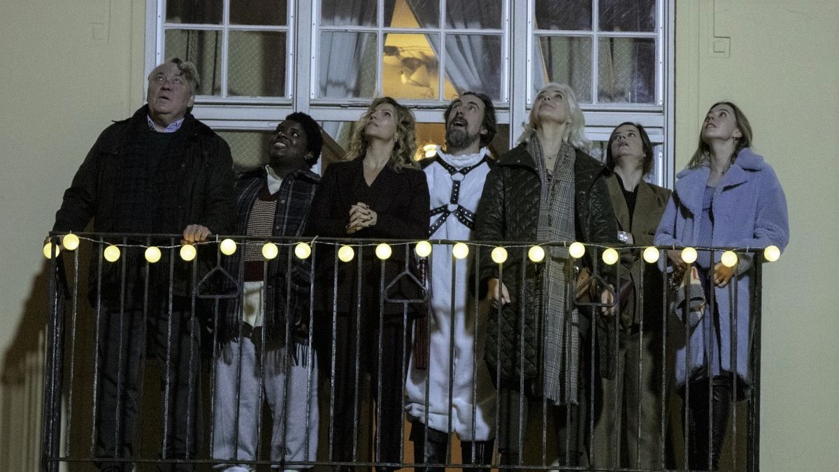 Leif Andree (Roger), Carla Sehn (Julia), Petrina Solange (Ro), Marika Lagercrantz (Anna-Lena), Anna Granath (Zarah) and Per Andersson (Lennart) stand on a balcony on Anxious People.