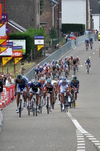 The front group rushes to the line.