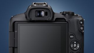 Le dos de l'appareil photo Canon EOS R50 sur un fond bleu