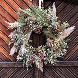 Christmas wreath ideas made with dried flowers in white and pink