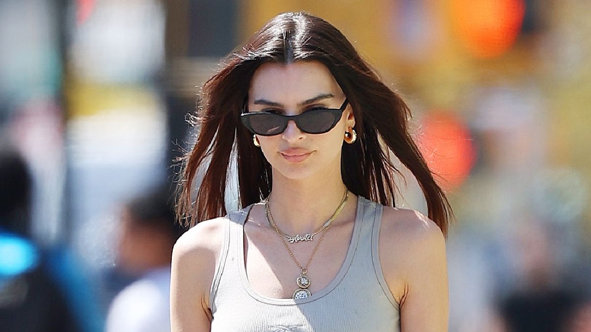 Emily Ratajkowski's Sports Bra and Parachute Pants Are an Unexpectedly Easy Spring Outfit