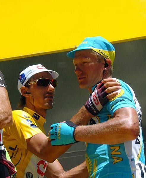 Cancellara greets Vinokourov at the start of stage six