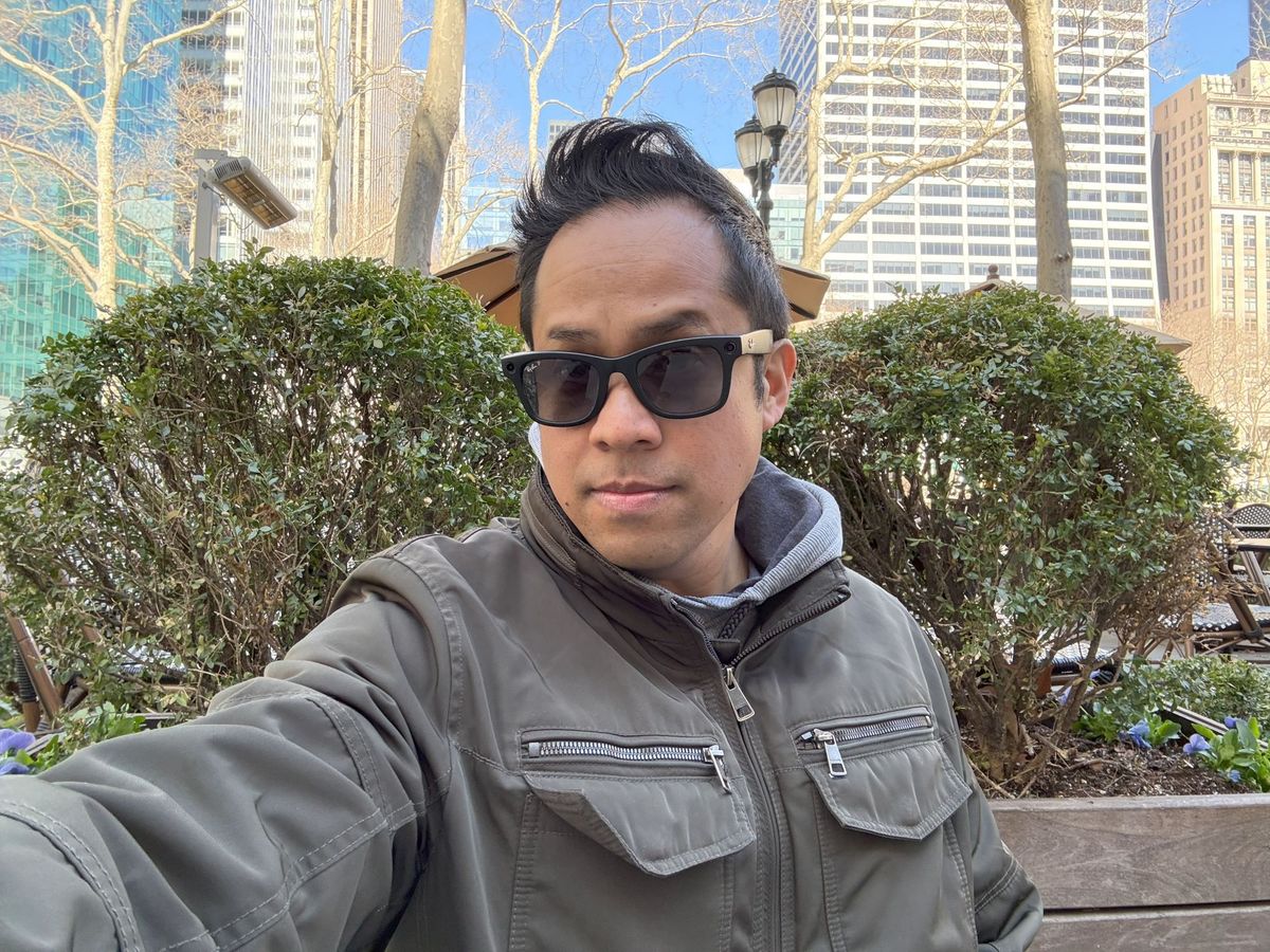 Apple iPhone 16 selfie sample.