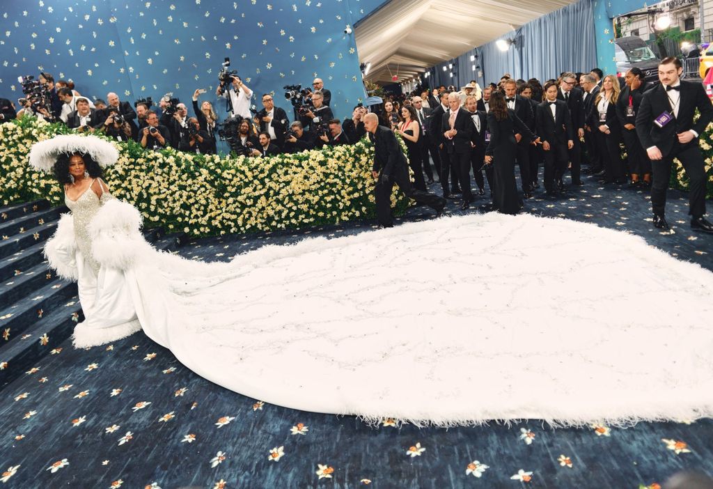 My Favorite Thing About The Met Gala Was Zendaya Totally Peeping On Diana Ross’ Carpet Walk