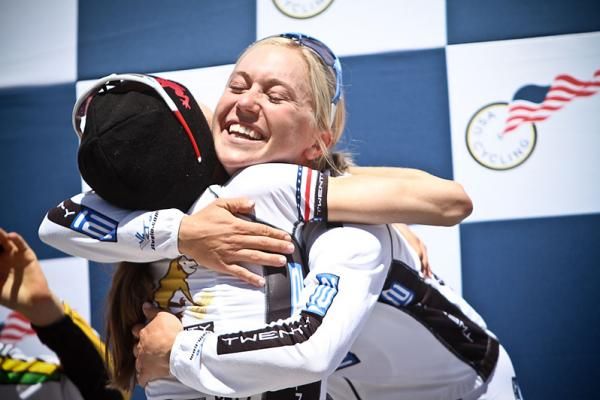 Shelley Evans congratulates Mara Abbott on the podium.